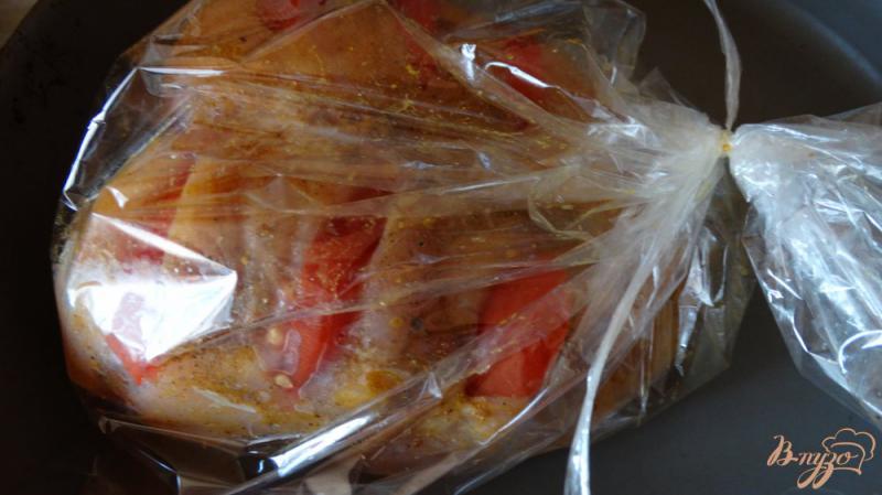 Фото приготовление рецепта: Куриная грудка фаршированная томатами шаг №4