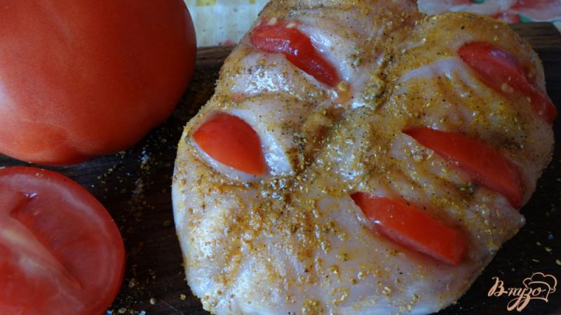 Фото приготовление рецепта: Куриная грудка фаршированная томатами шаг №3