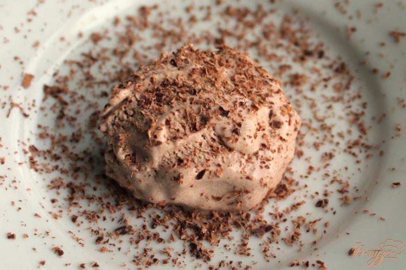 Фото приготовление рецепта: Шоколадное мороженное с добавлением какао-порошка шаг №6