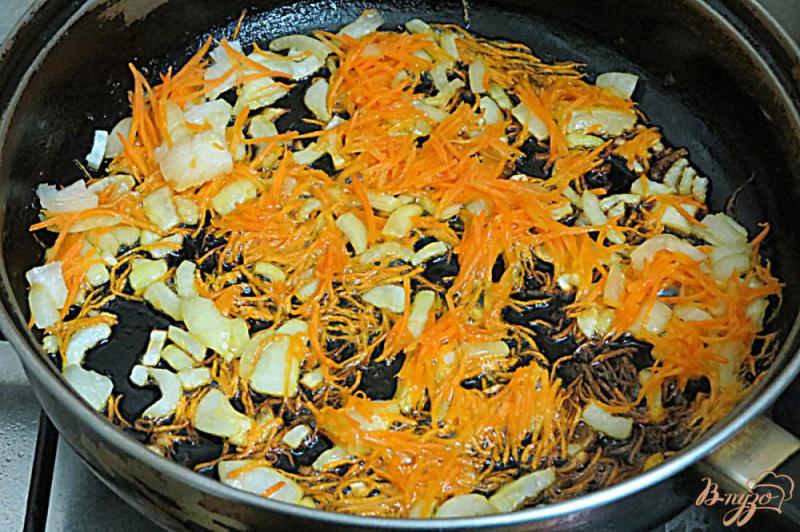 Фото приготовление рецепта: Кабачки с грибами под соусом Бешамель шаг №5