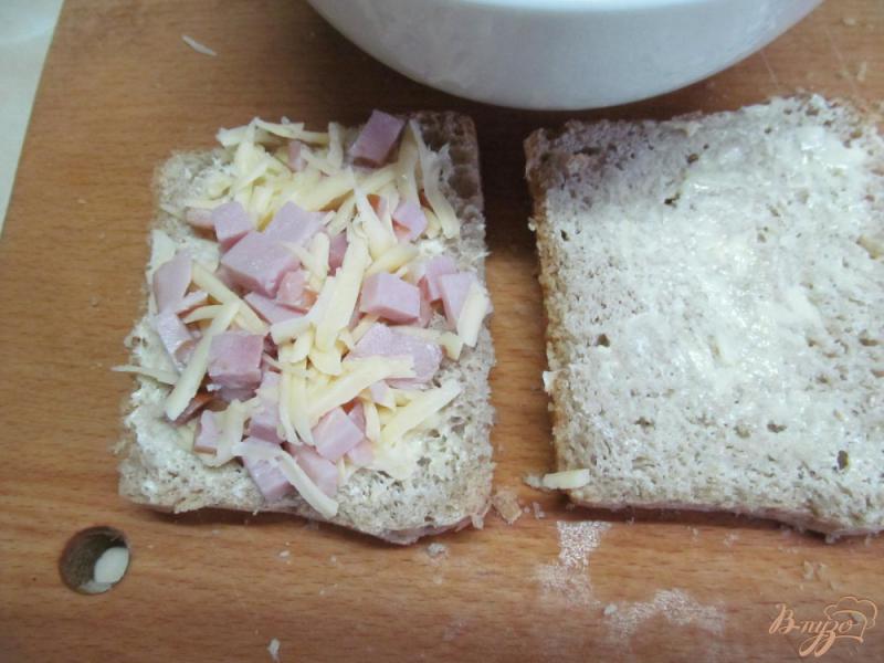 Фото приготовление рецепта: Жареный сэндвич в яйце с ветчиной и сыром шаг №4