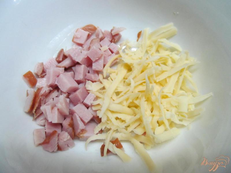 Фото приготовление рецепта: Жареный сэндвич в яйце с ветчиной и сыром шаг №2