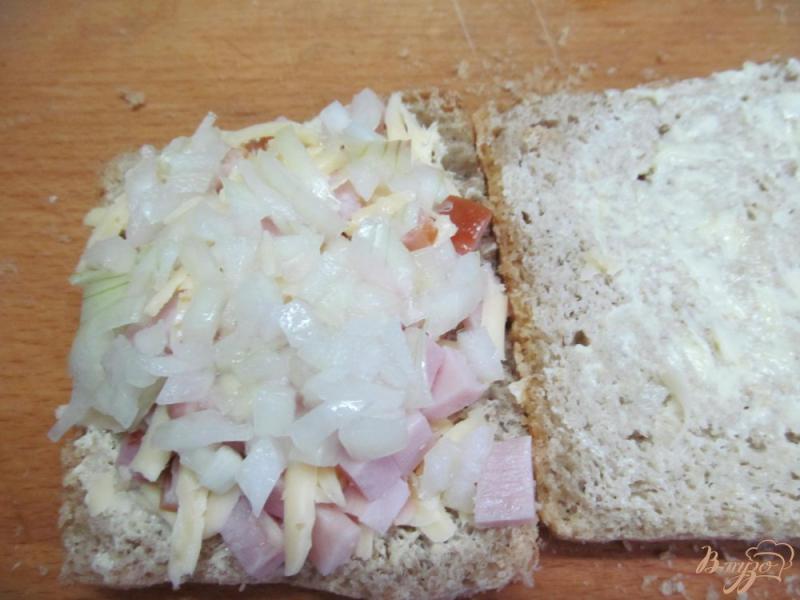 Фото приготовление рецепта: Жареный сэндвич в яйце с ветчиной и сыром шаг №5