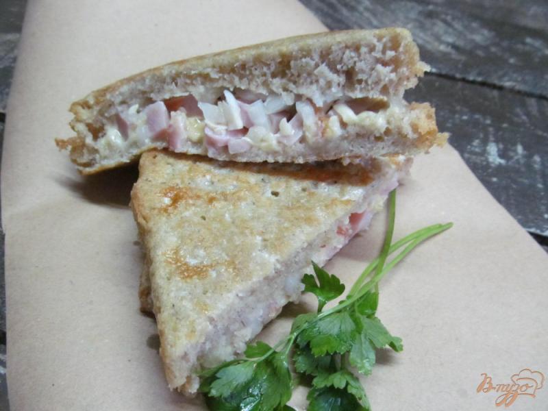 Фото приготовление рецепта: Жареный сэндвич в яйце с ветчиной и сыром шаг №8