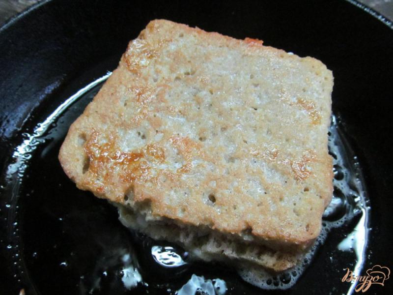 Фото приготовление рецепта: Жареный сэндвич в яйце с ветчиной и сыром шаг №7