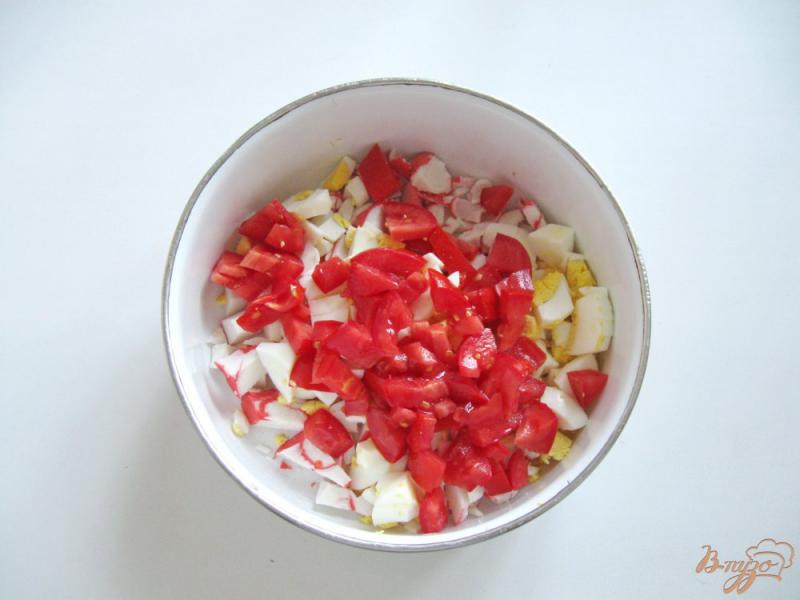 Фото приготовление рецепта: Салат с крабовыми палочками и курицей шаг №3