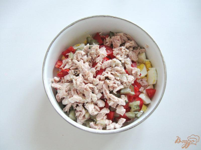 Фото приготовление рецепта: Салат с крабовыми палочками и курицей шаг №5