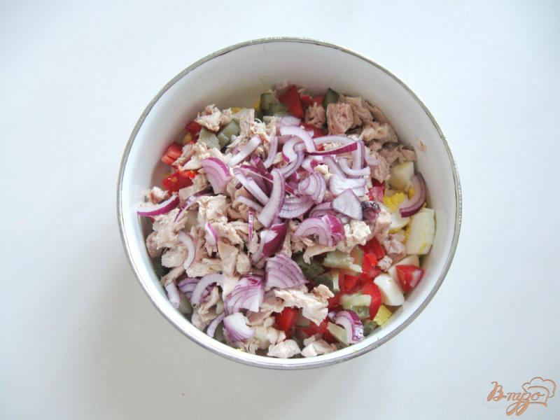 Фото приготовление рецепта: Салат с крабовыми палочками и курицей шаг №6