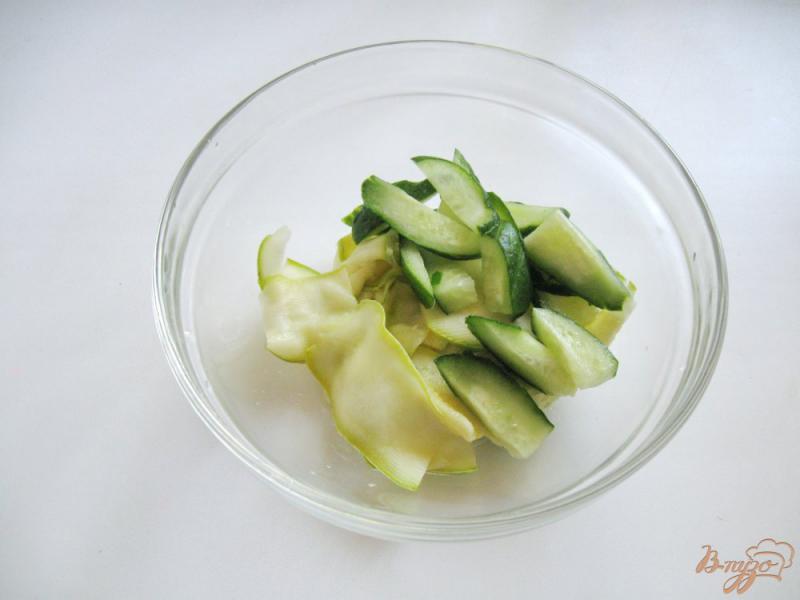 Фото приготовление рецепта: Салат с маринованными кабачками шаг №3