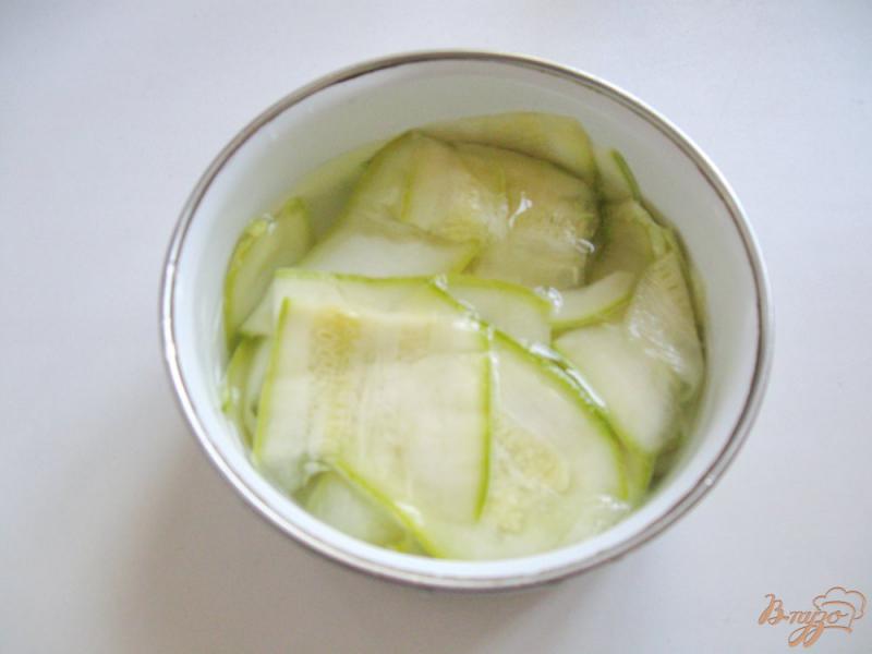 Фото приготовление рецепта: Салат с маринованными кабачками шаг №1
