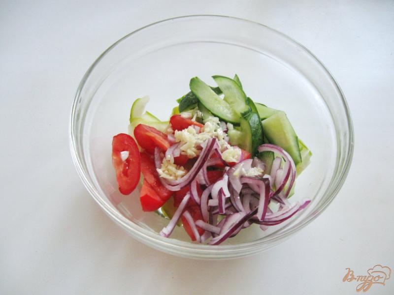 Фото приготовление рецепта: Салат с маринованными кабачками шаг №6