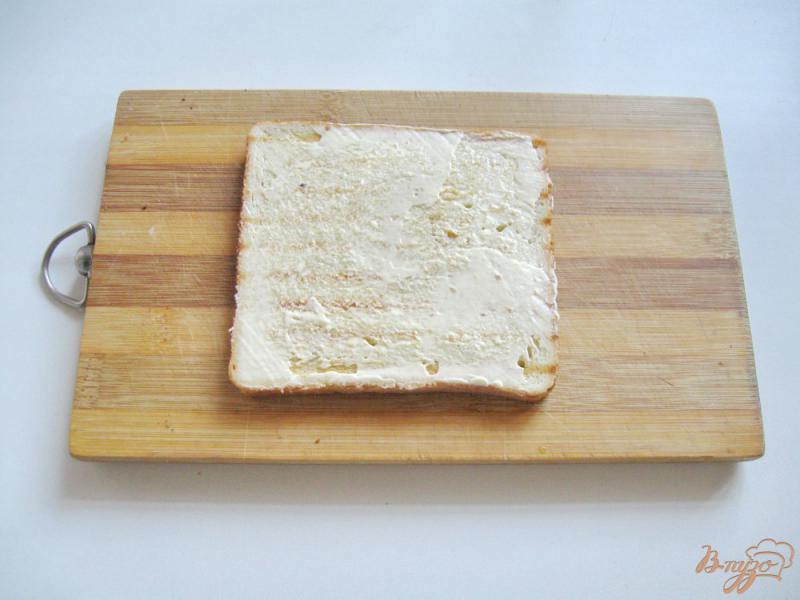 Фото приготовление рецепта: Горячий сэндвич с колбасой, сыром и огурцом шаг №5