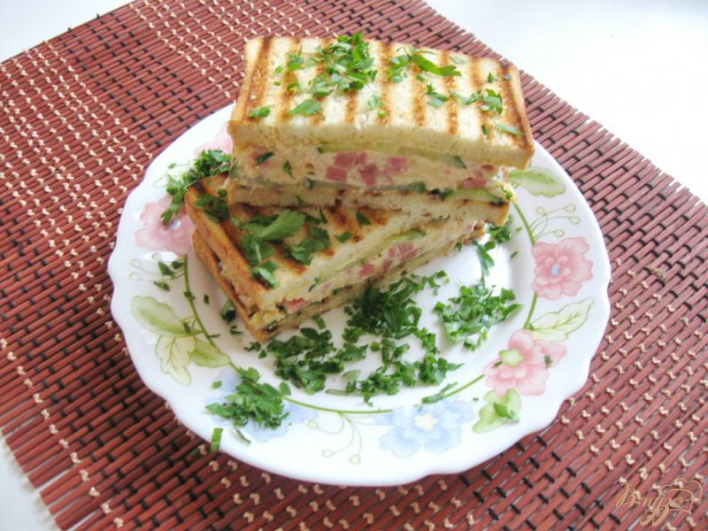 Фото приготовление рецепта: Горячий сэндвич с колбасой, сыром и огурцом шаг №7