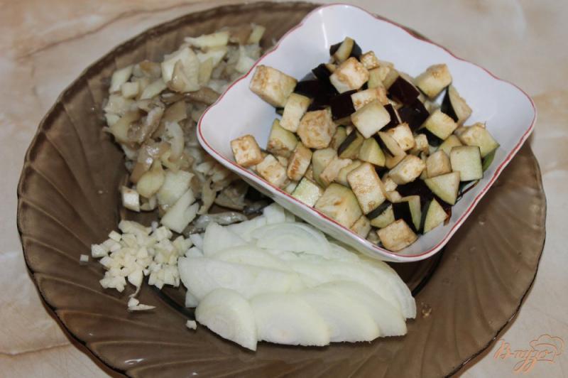 Фото приготовление рецепта: Грибная подлива с баклажаном в сливочном соусе шаг №1