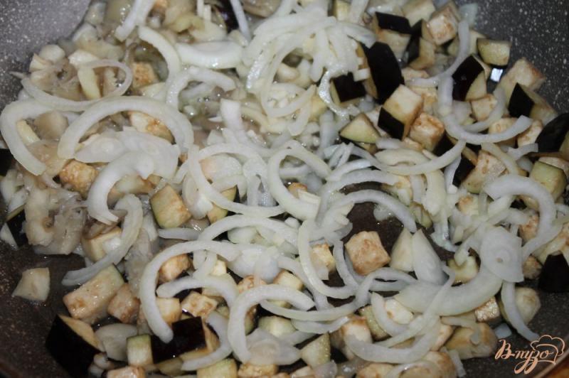 Фото приготовление рецепта: Грибная подлива с баклажаном в сливочном соусе шаг №2