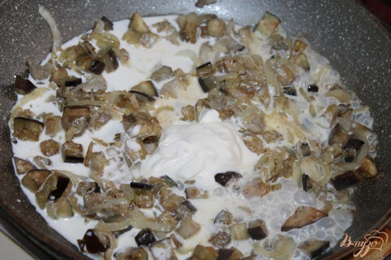 Фото приготовление рецепта: Грибная подлива с баклажаном в сливочном соусе шаг №4