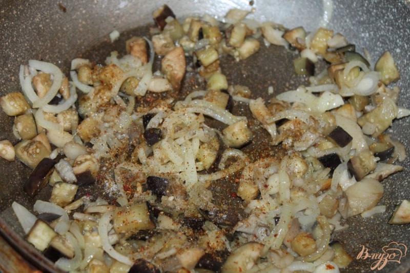 Фото приготовление рецепта: Грибная подлива с баклажаном в сливочном соусе шаг №3