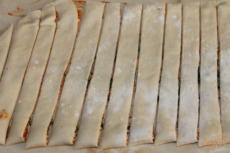 Фото приготовление рецепта: Палочки из слоеного теста с соусом и сыром шаг №5