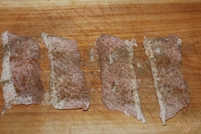 Фото приготовление рецепта: Бутерброды с жареной свининой и овощами шаг №3