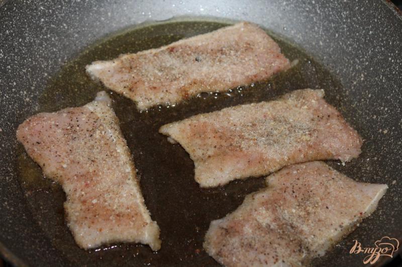 Фото приготовление рецепта: Бутерброды с жареной свининой и овощами шаг №5