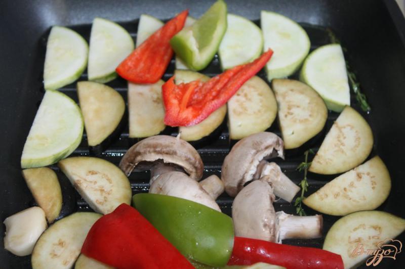 Фото приготовление рецепта: Теплый овощной салат с зеленью и твердым сыром шаг №2