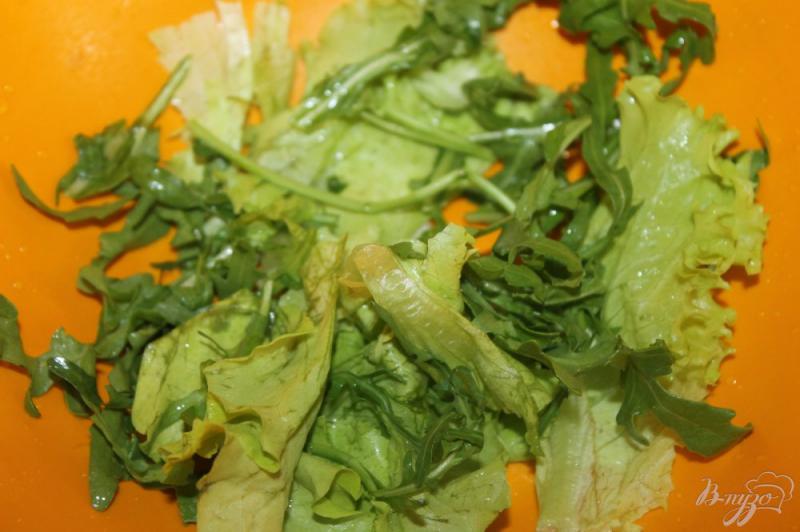 Фото приготовление рецепта: Теплый овощной салат с зеленью и твердым сыром шаг №3