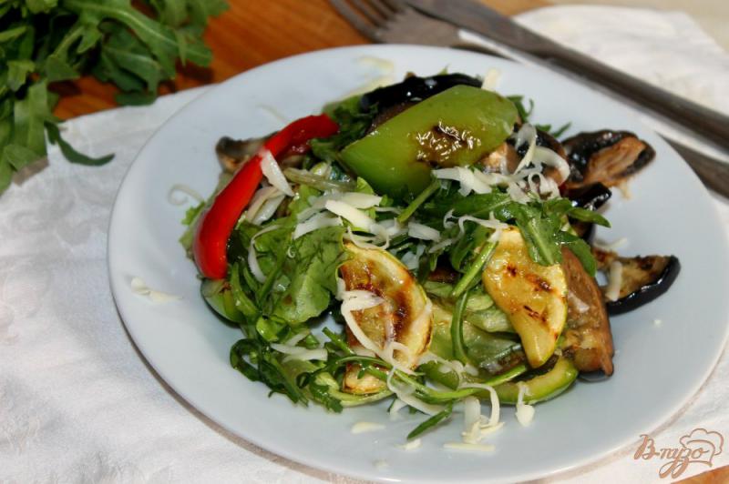 Фото приготовление рецепта: Теплый овощной салат с зеленью и твердым сыром шаг №6