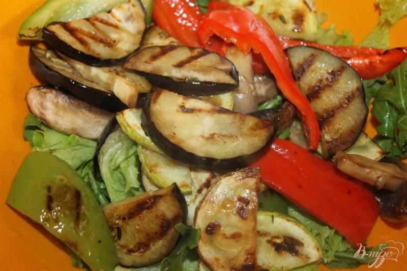 Фото приготовление рецепта: Теплый овощной салат с зеленью и твердым сыром шаг №4