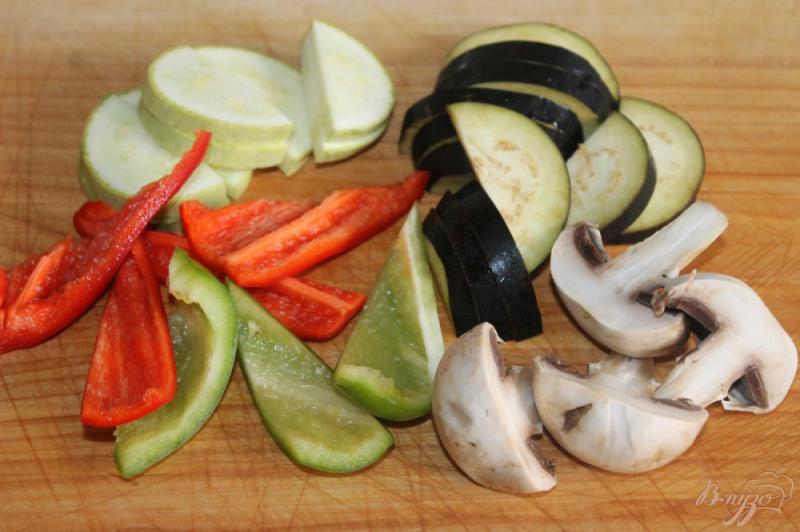 Фото приготовление рецепта: Теплый овощной салат с зеленью и твердым сыром шаг №1