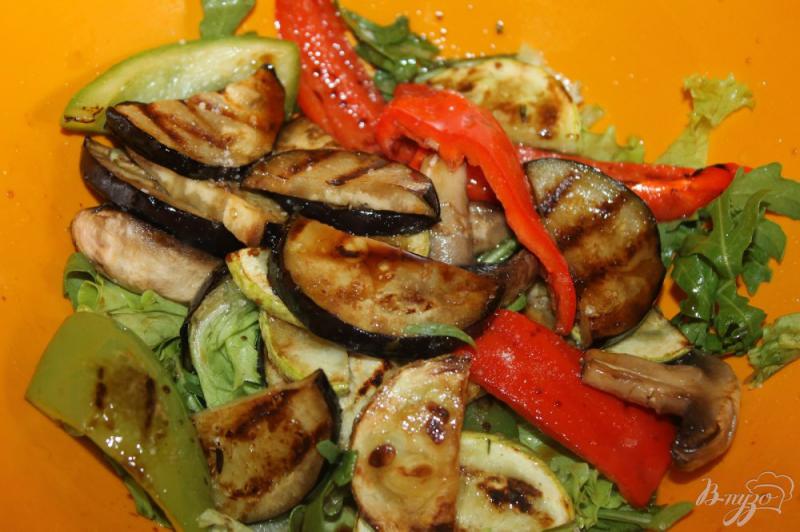 Фото приготовление рецепта: Теплый овощной салат с зеленью и твердым сыром шаг №5