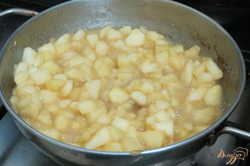 Фото приготовление рецепта: Пирожки печёные с карамелизироваееыми яблоками шаг №7