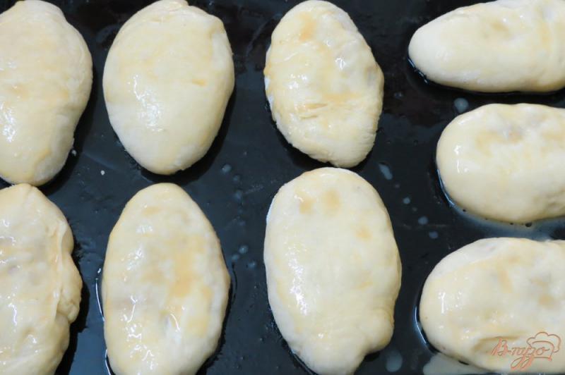 Фото приготовление рецепта: Пирожки печёные с карамелизироваееыми яблоками шаг №10