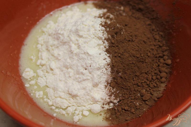 Фото приготовление рецепта: Шоколадные кексы на сливках шаг №3