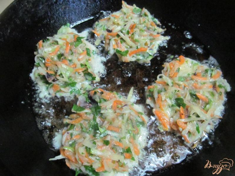 Фото приготовление рецепта: Овощные оладьи с куриной печенью и хрустящим луком шаг №3
