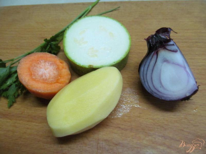 Фото приготовление рецепта: Овощные оладьи с куриной печенью и хрустящим луком шаг №1