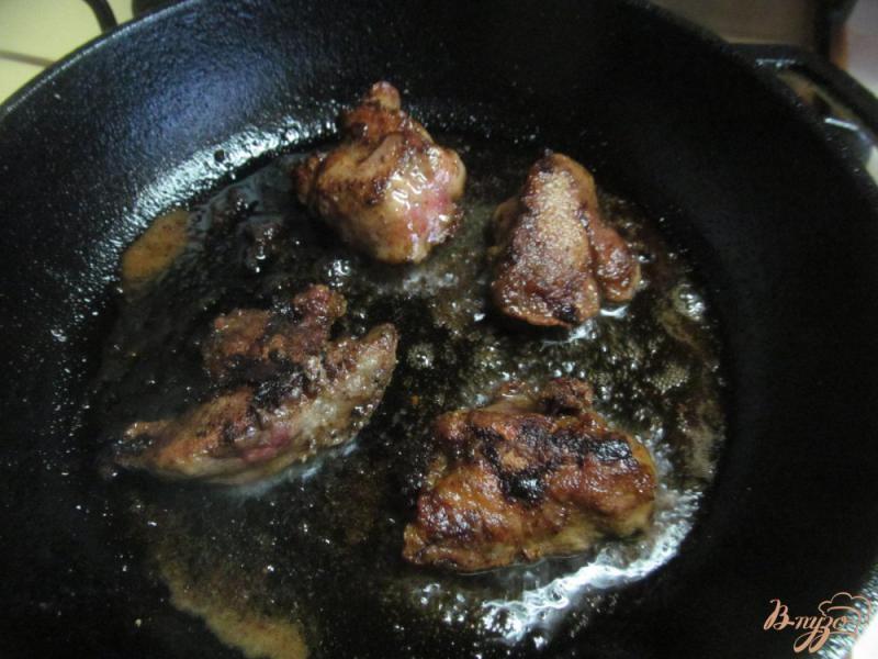 Фото приготовление рецепта: Овощные оладьи с куриной печенью и хрустящим луком шаг №5
