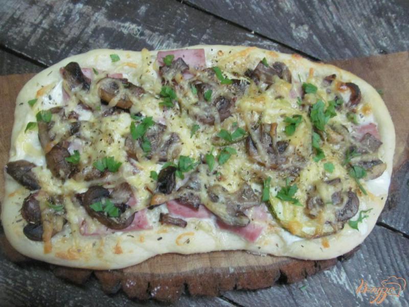 Фото приготовление рецепта: Пицца с кабачком и грибами шаг №7