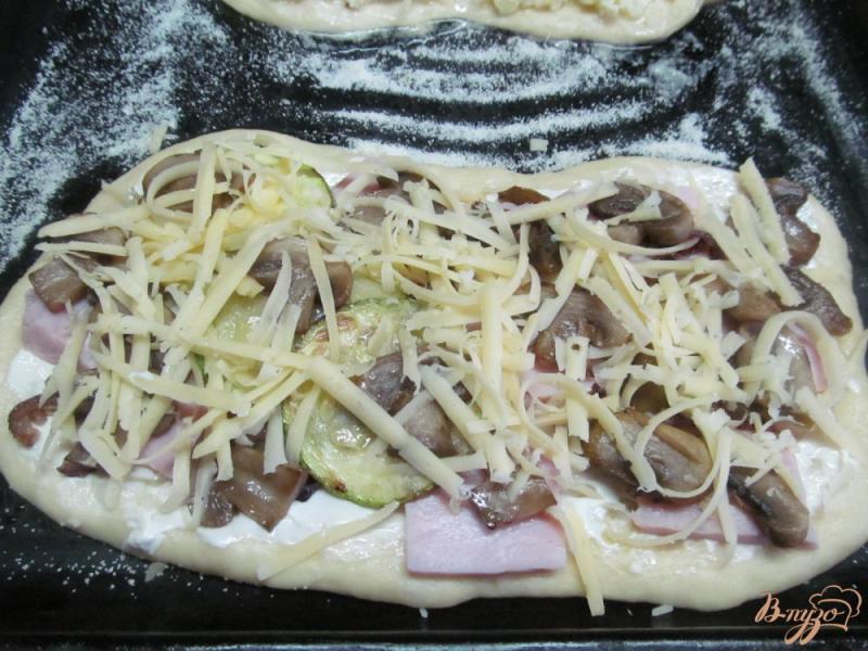 Фото приготовление рецепта: Пицца с кабачком и грибами шаг №6
