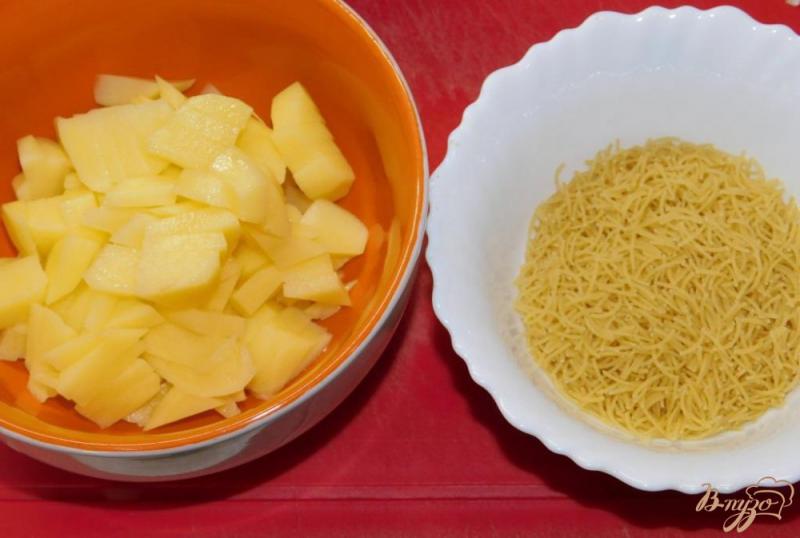Фото приготовление рецепта: Детский суп с вермишелью и сухариками шаг №3