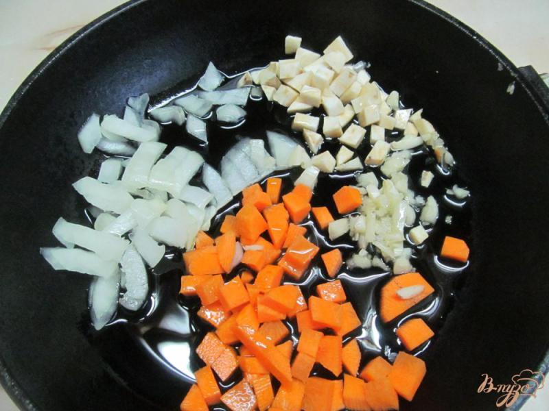 Фото приготовление рецепта: Жареный фарш с овощами и рисом шаг №1