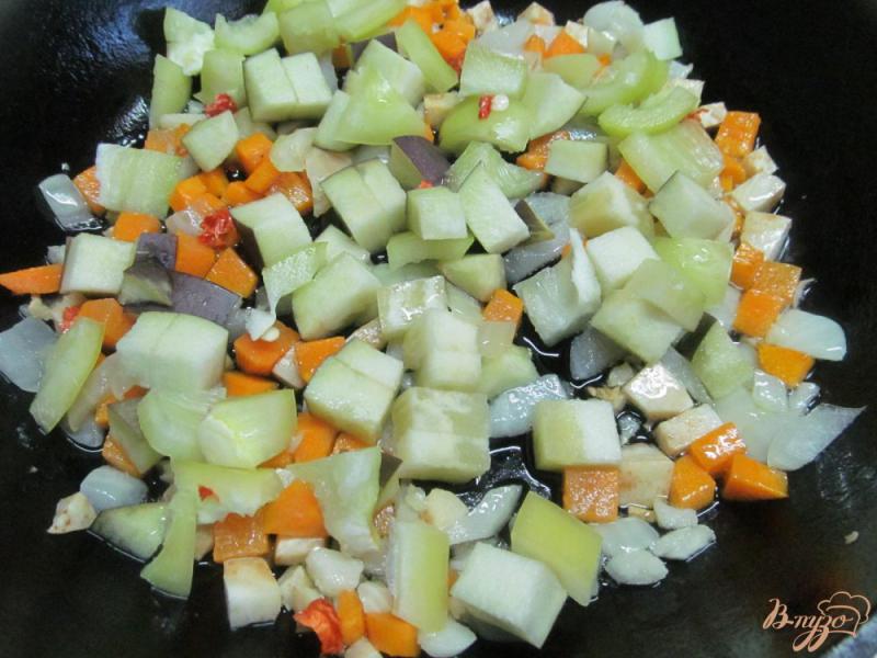 Фото приготовление рецепта: Жареный фарш с овощами и рисом шаг №2