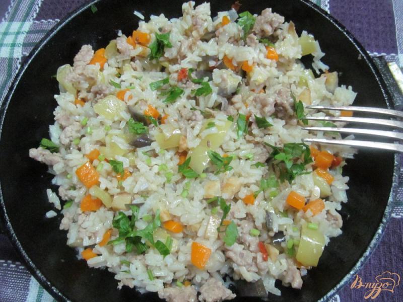 Фото приготовление рецепта: Жареный фарш с овощами и рисом шаг №6