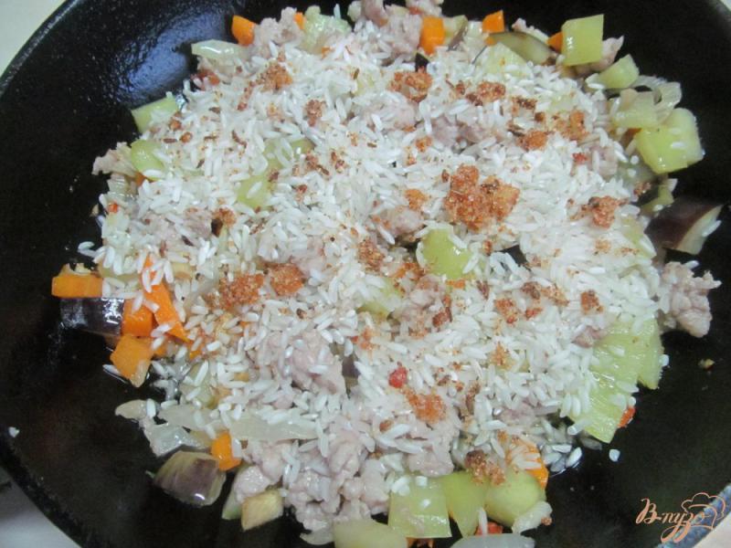 Фото приготовление рецепта: Жареный фарш с овощами и рисом шаг №4
