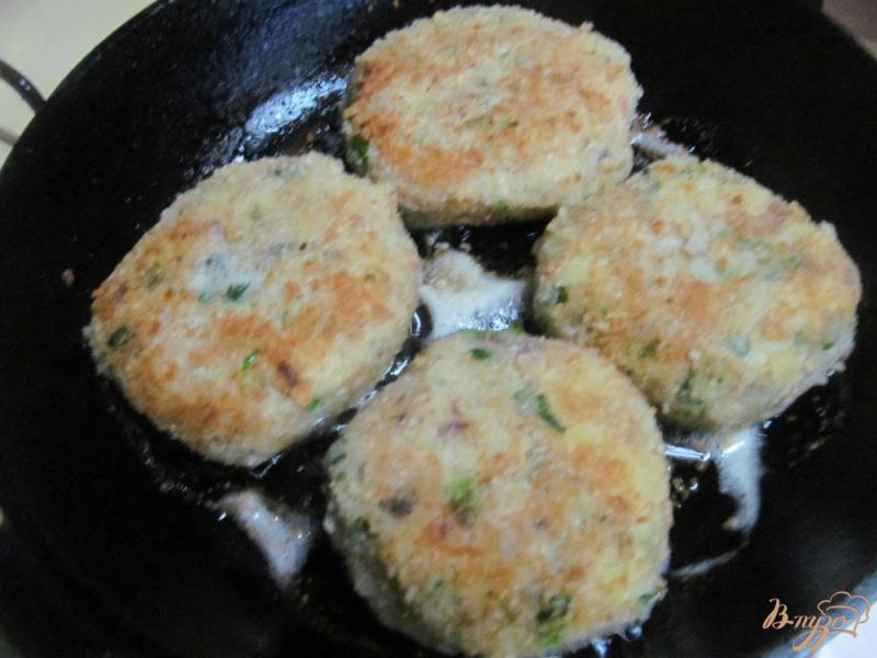 Фото приготовление рецепта: Котлеты из картофеля с копченой рыбой шаг №5
