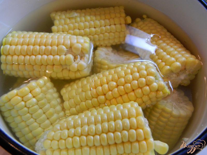 Фото приготовление рецепта: Сладкая кукуруза с маслом и итальянскими травами шаг №2