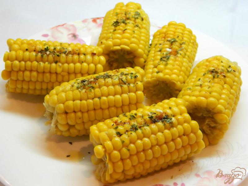 Фото приготовление рецепта: Сладкая кукуруза с маслом и итальянскими травами шаг №3