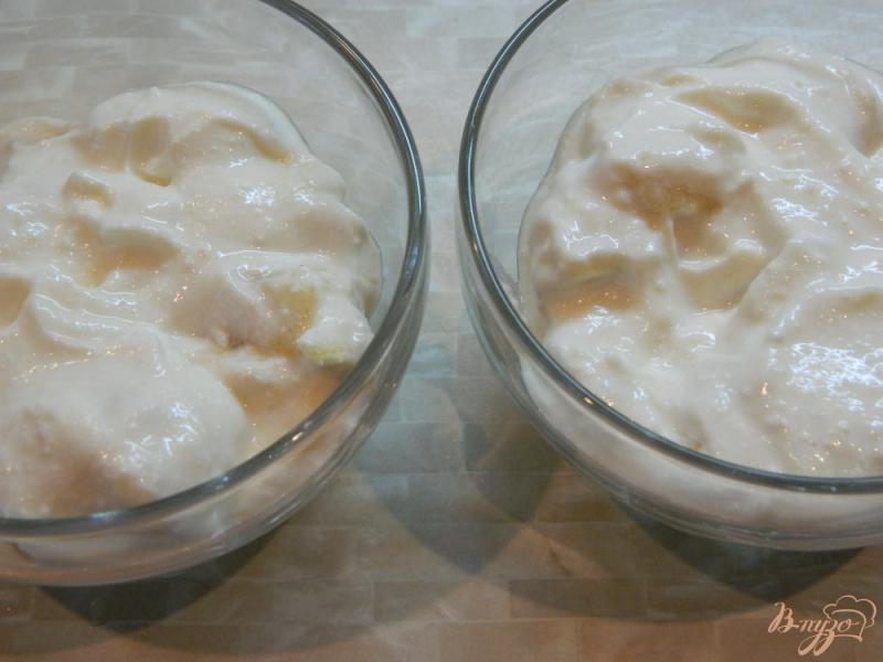 Фото приготовление рецепта: Творожный десерт с бананом и грушей в карамели шаг №3