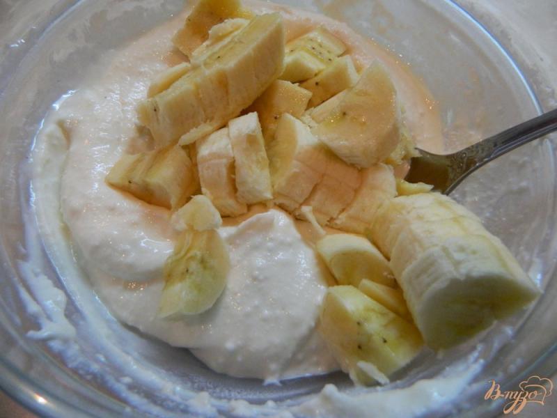 Фото приготовление рецепта: Творожный десерт с бананом и грушей в карамели шаг №2