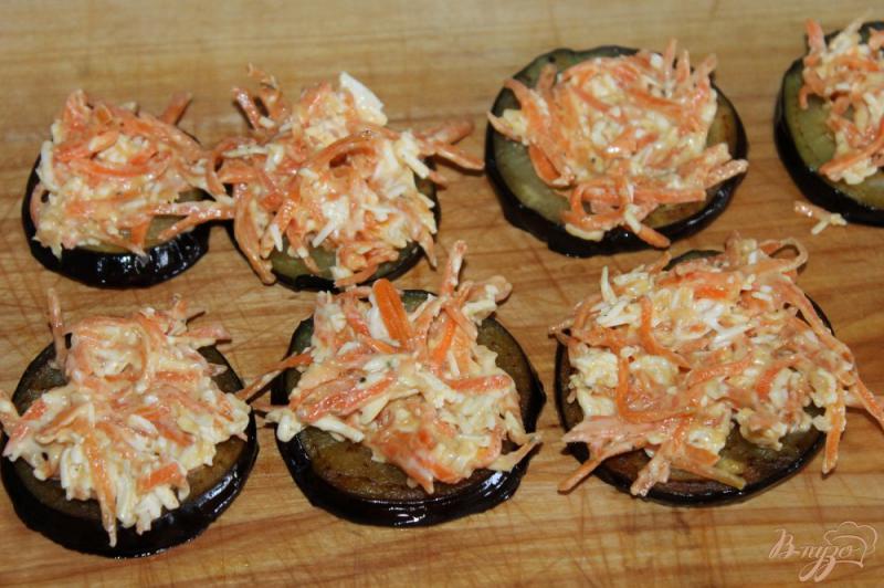 Фото приготовление рецепта: Баклажаны с морковью и плавленым сыром шаг №7