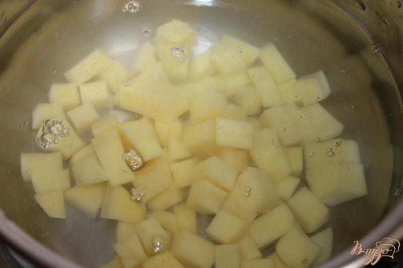 Фото приготовление рецепта: Сырный суп с вешенками и шампиньонами шаг №2